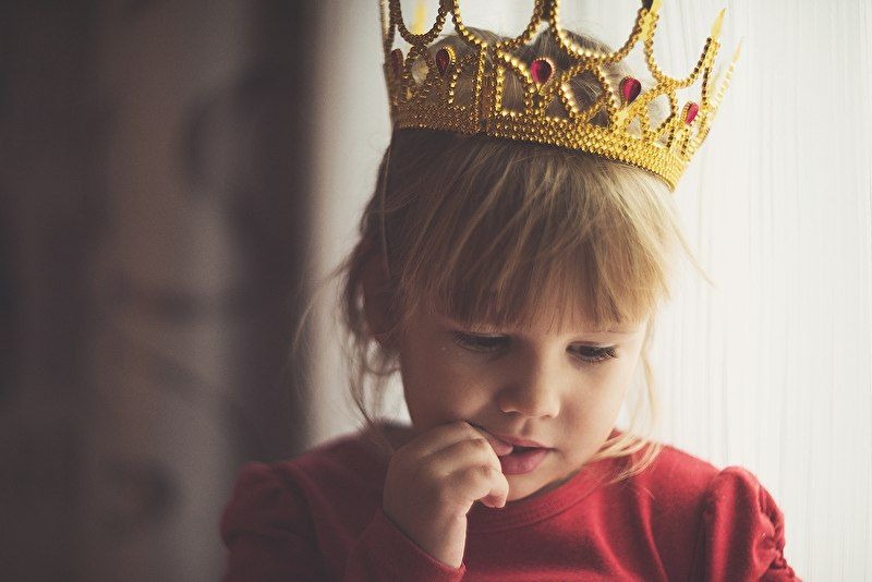 Песня надену корону на королеву. Девушка в короне. Корона для девочки. Корона на голове. Девочка с короной на голове.