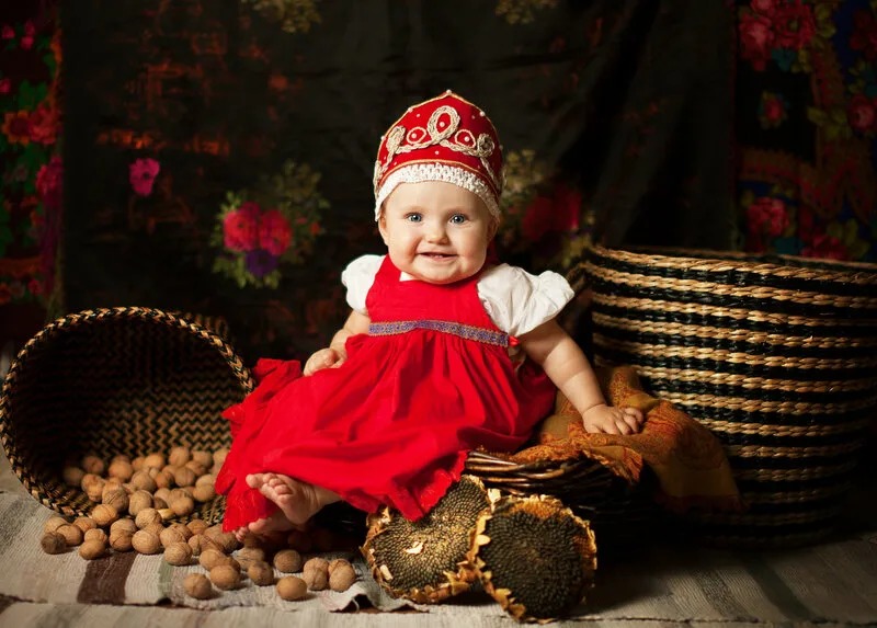 Russian baby. Фотосессия в русском народном стиле для детей. Малыши в русских народных костюмах. Национальный русский костюм для малышей. Фотосессия малыша в русском народном стиле.