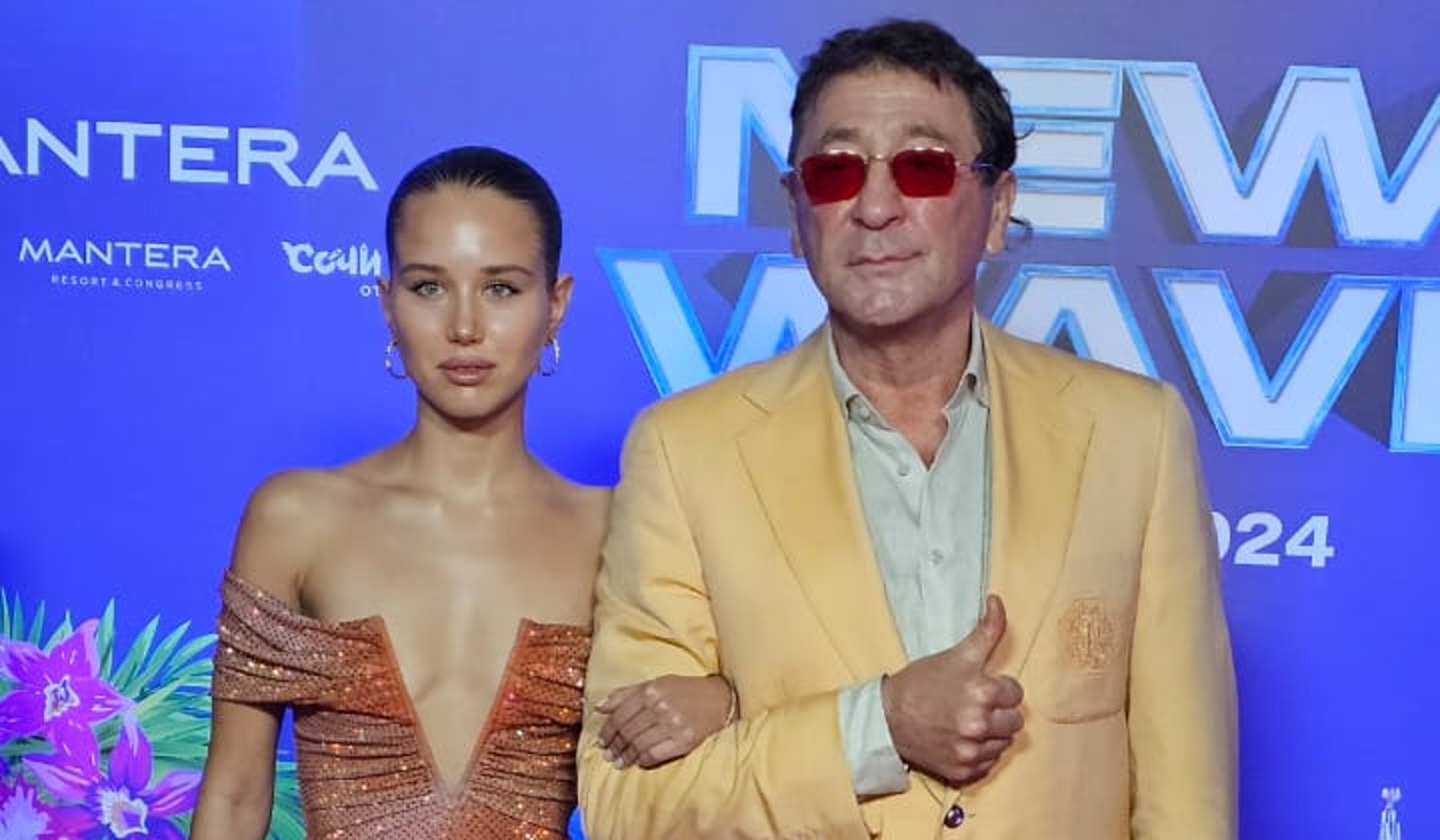 Шок! 49-летний режиссер женился на 18-летней!
